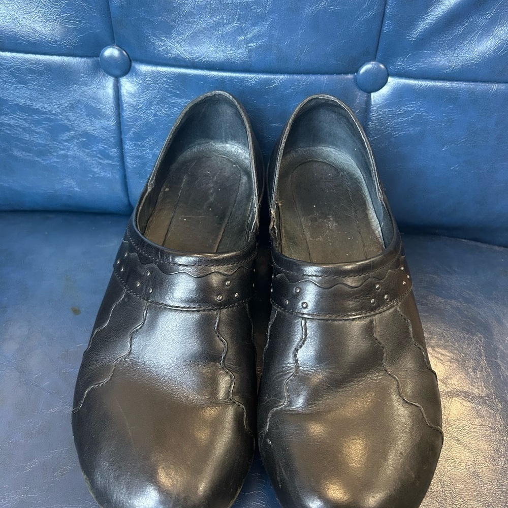 Dansko Black Embossed Clog Size 40 - image 2